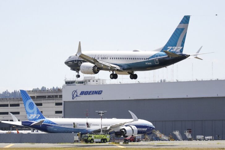 เครื่องบินโบอิ้ง 737 Max 7 กำลังเตรียมลงจอด หลังจากทำการบินทดสอบ ที่ซีแอตเทิล สหรัฐอเมริกา