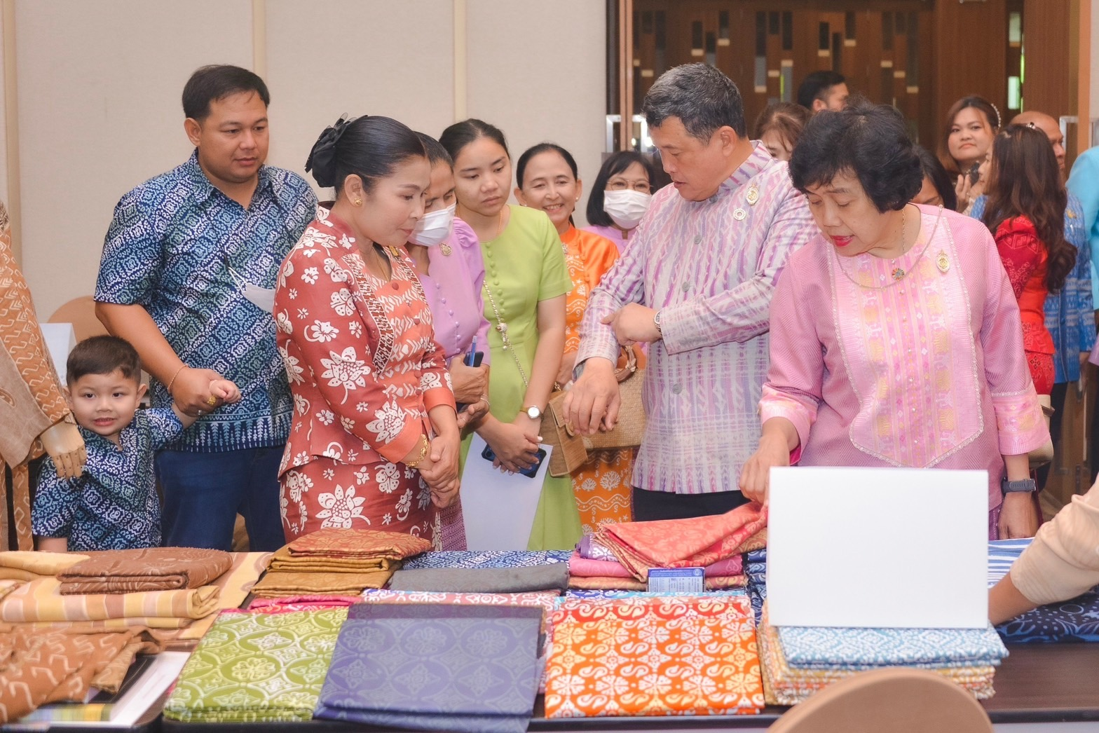 น้อมนำพระดำริ “ผ้าไทยใส่ให้สนุก” ปลัด มท. จับมือนายกฯแม่บ้าน มท. นำทีมผู้เชี่ยวชาญผ้าไทย