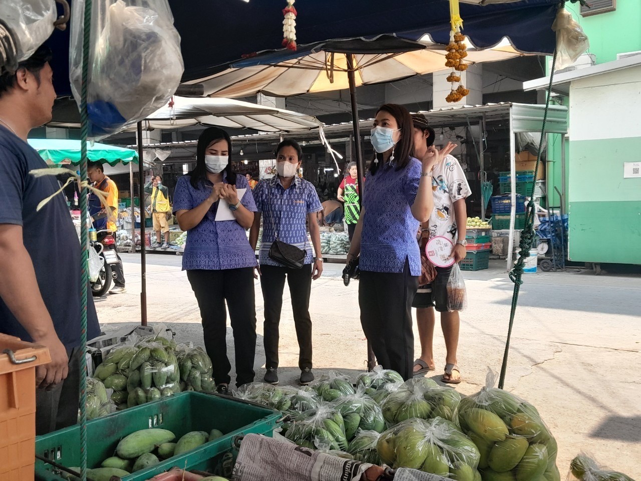 เจ้าของตลาดสุวพันธุ์ผนึกพาณิชย์จังหวัด ตรวจซื้อขายมะม่วง ยันราคาไม่ตก ลูกค้าซื้อขายปกติ ออเดอร์เข้าเพียบ