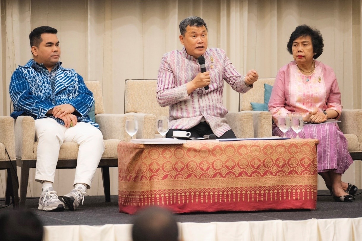 น้อมนำพระดำริ “ผ้าไทยใส่ให้สนุก” ปลัด มท. จับมือนายกแม่บ้าน มท.