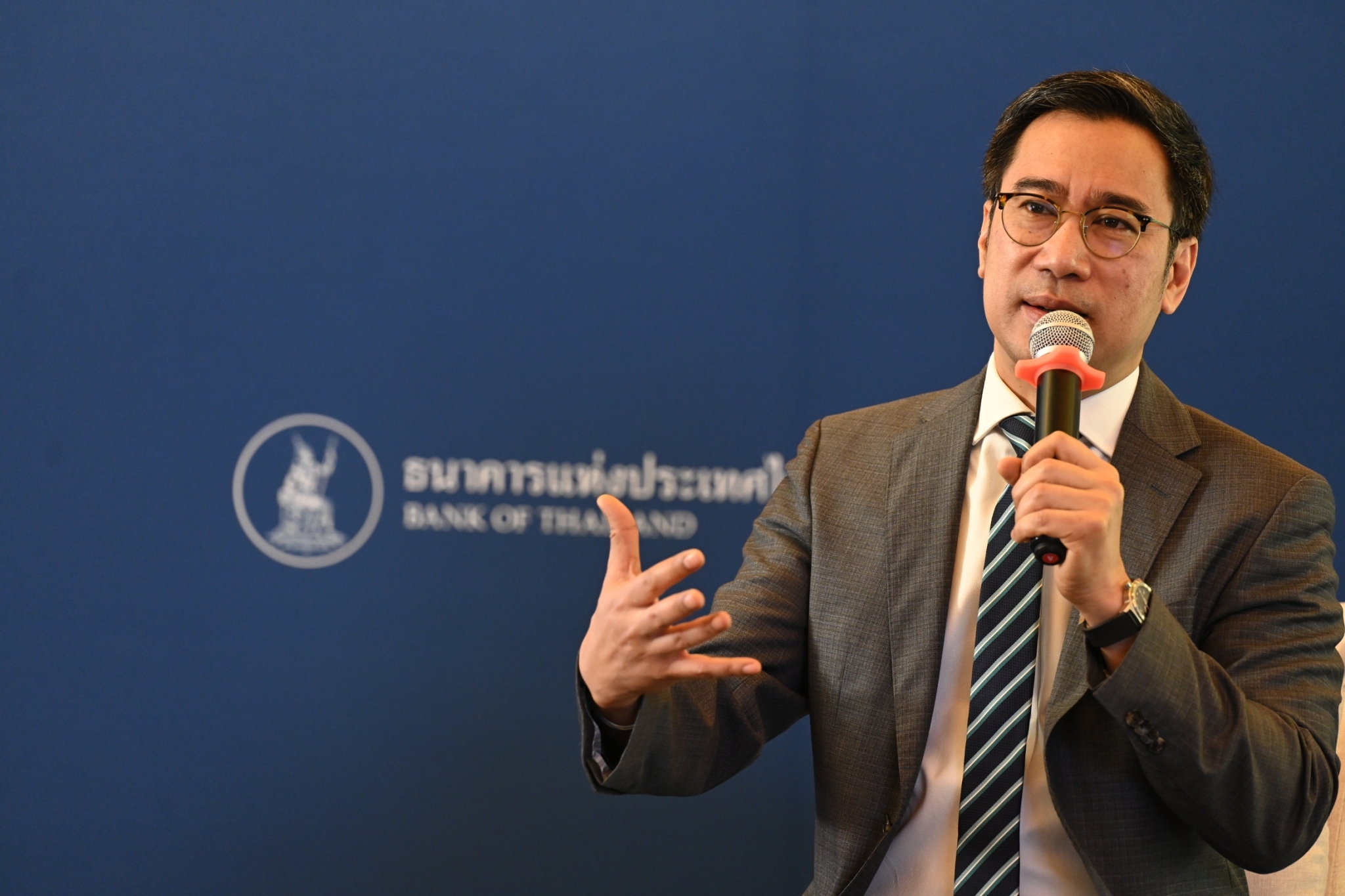 ผู้ว่าการ ธปท. แนะพรรคการเมืองเลี่ยงนโยบายทอดแห คนรวยอาจได้ประโยชน์