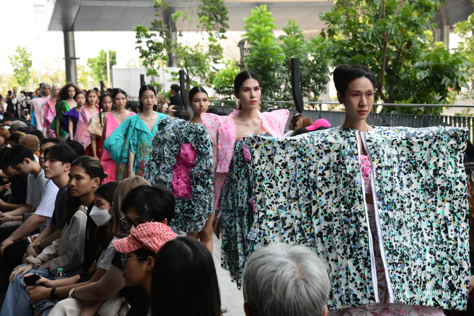 นักศึกษา ม.ศิลปากร จัดแฟชั่นโชว์สุดปัง กลางสถานีกรุงเทพอภิวัฒน์