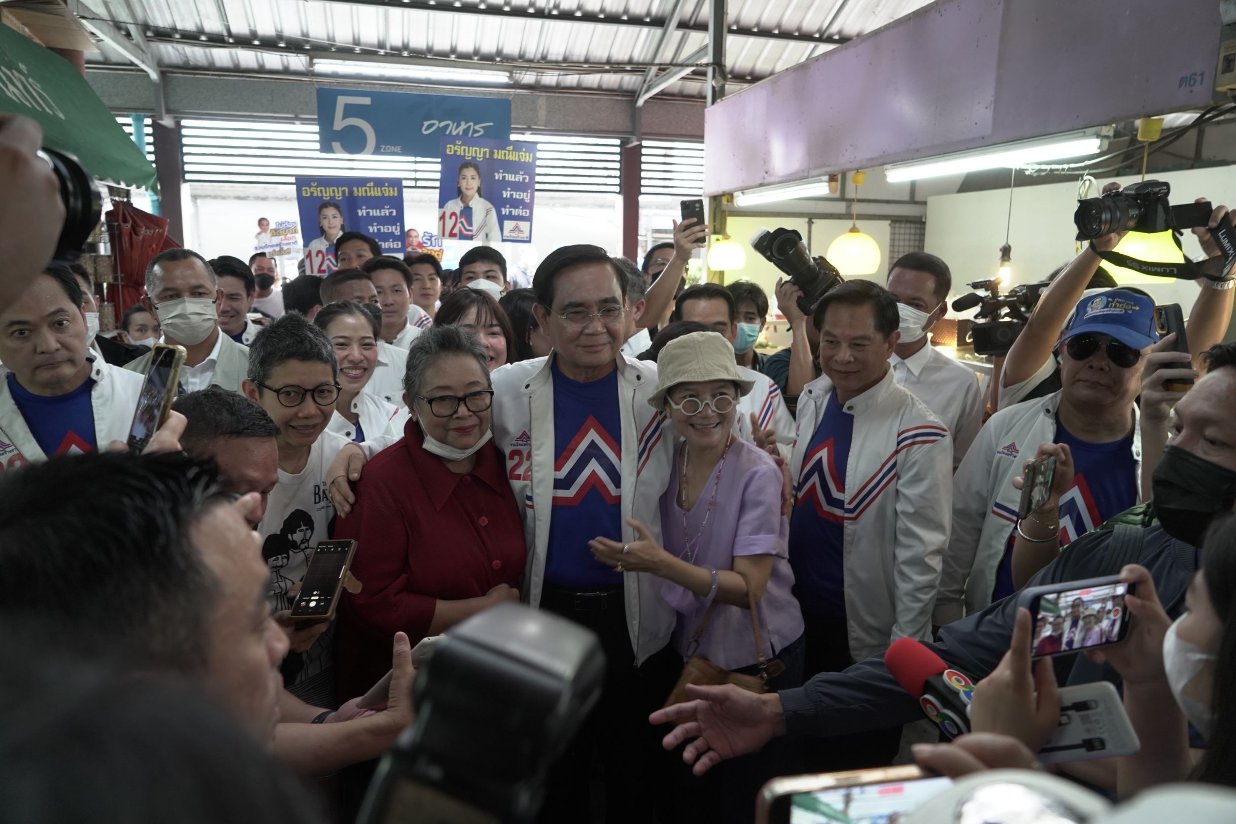 ประยุทธ์ เดินหาเสียง ตลาดบองมาร์เช่