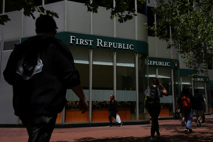 First Republic Bank จับตา First Republic Bank ล้ม