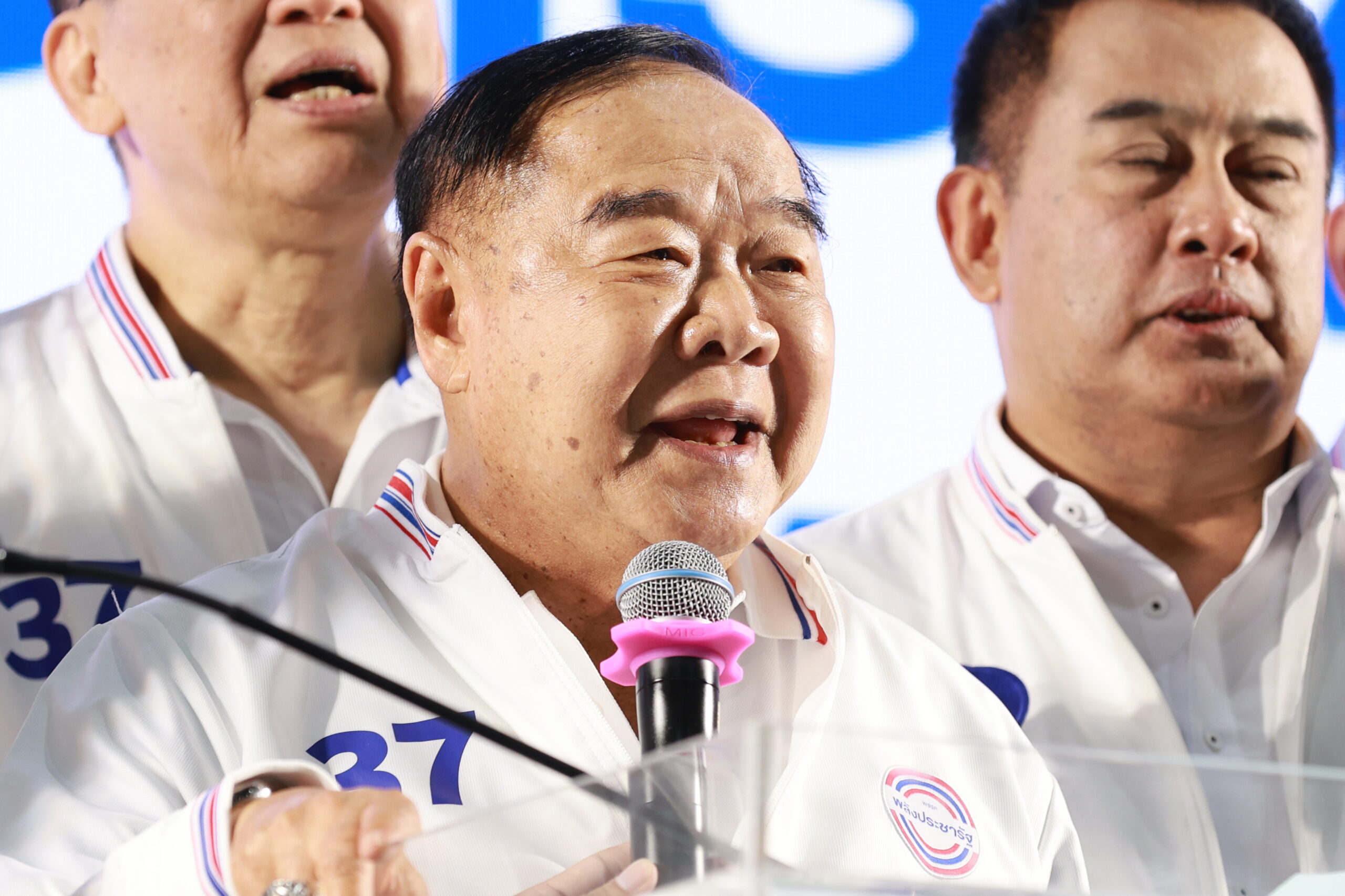 ประวิตร ลั่น ไม่ยุบกองทุนหมู่บ้าน แถมเติมเงินให้อีก 2 แสนบาท