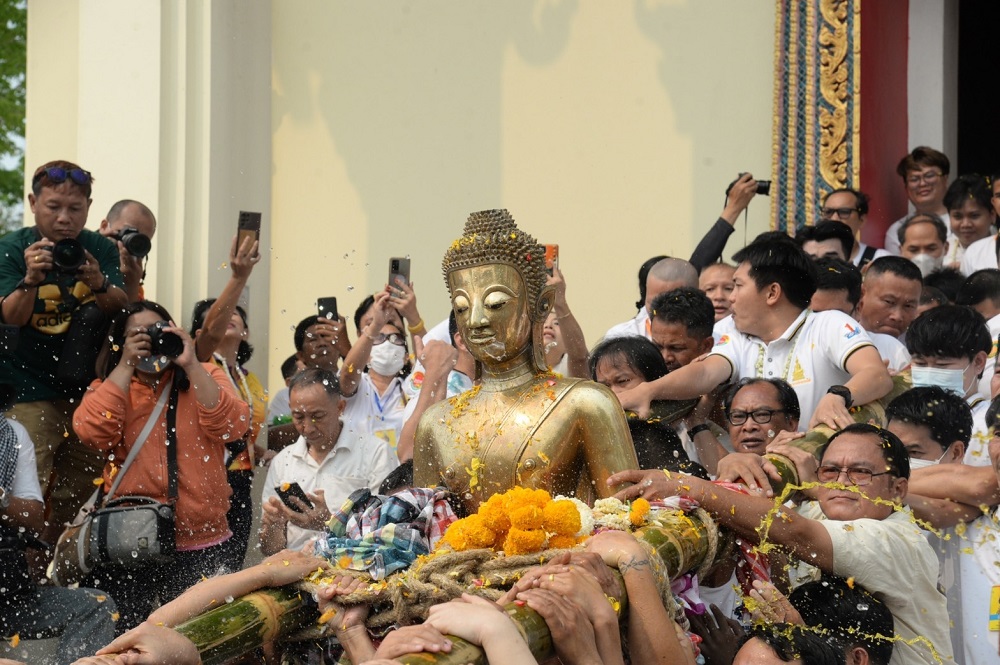 หนองคาย คนนับหมื่นร่วมอัญเชิญ ”หลวงพ่อพระใส” สรงน้ำสงกรานต์