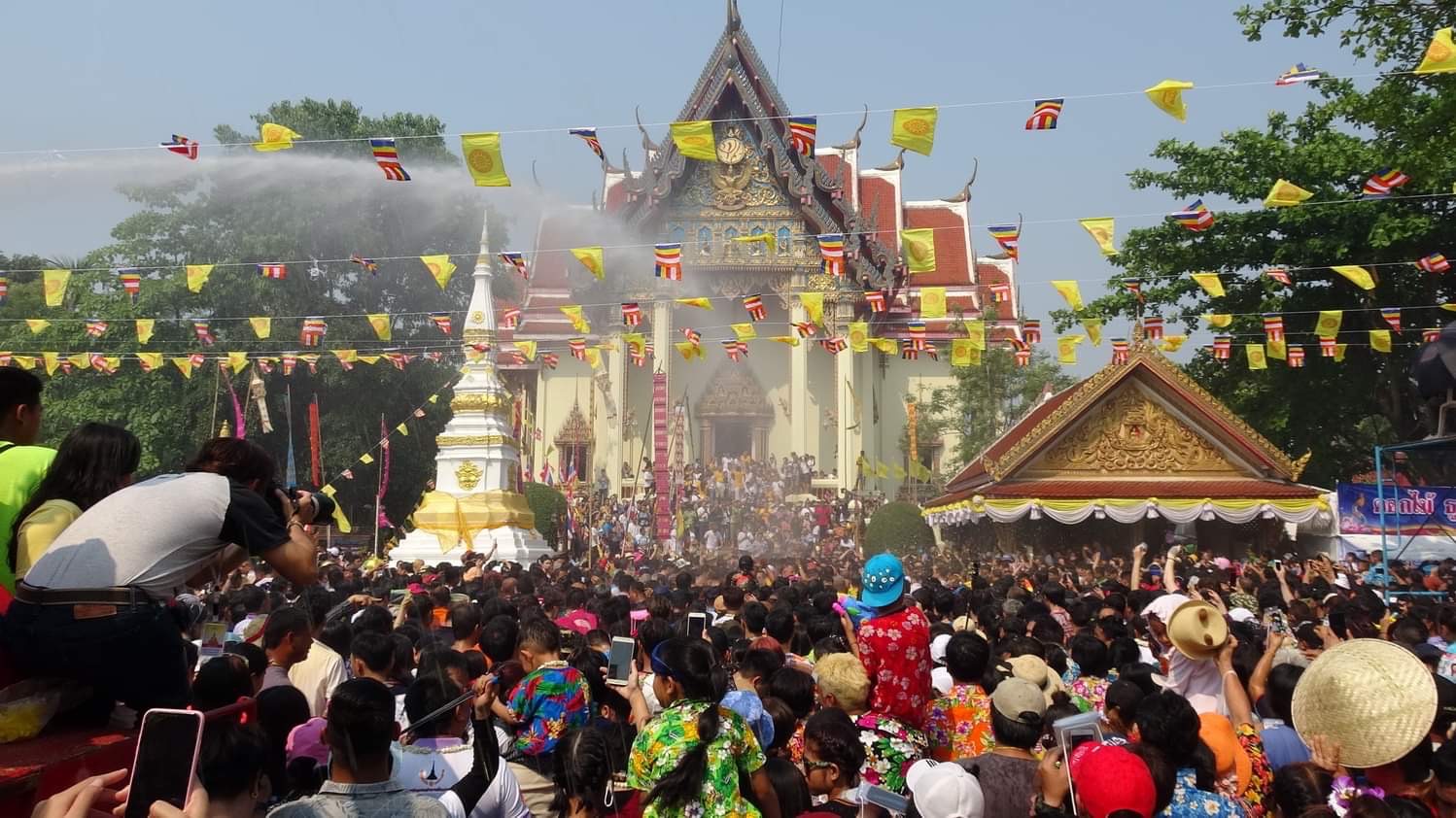สงกรานต์ ครึกครื้นทั่วไทย นักท่องเที่ยวทะลักนับหมื่นคน