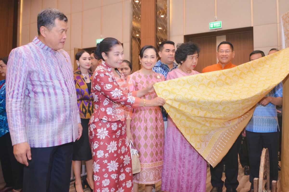 ปลัดกระทรวงมหาดไทย นำทีมน้อมนำพระดำริ “ผ้าไทยใส่ให้สนุก”