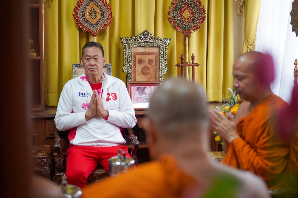 เศรษฐา ไหว้พระวัดมหาธาตุ เพชรบุรี พระให้พร เพื่อไทยแลนด์สไลด์