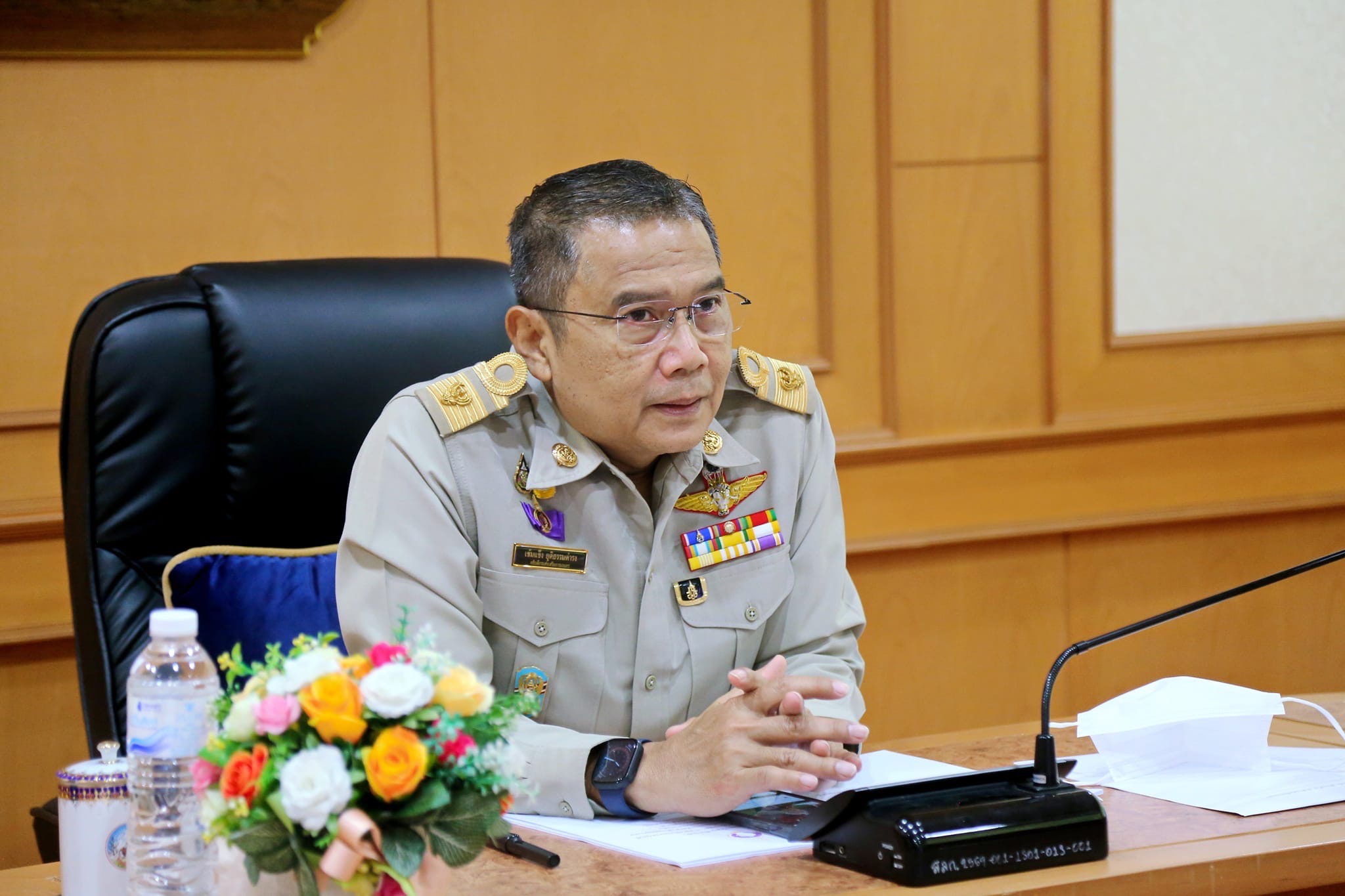 เข้มแข็ง ยุติธรรมดำรง