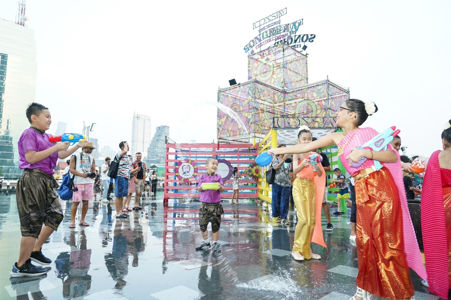 สงกรานต์ไอคอนสยามคึกคัก ชาวไทย-ต่างชาติ แห่เล่นน้ำ ร่วมสืบสานประเพณี