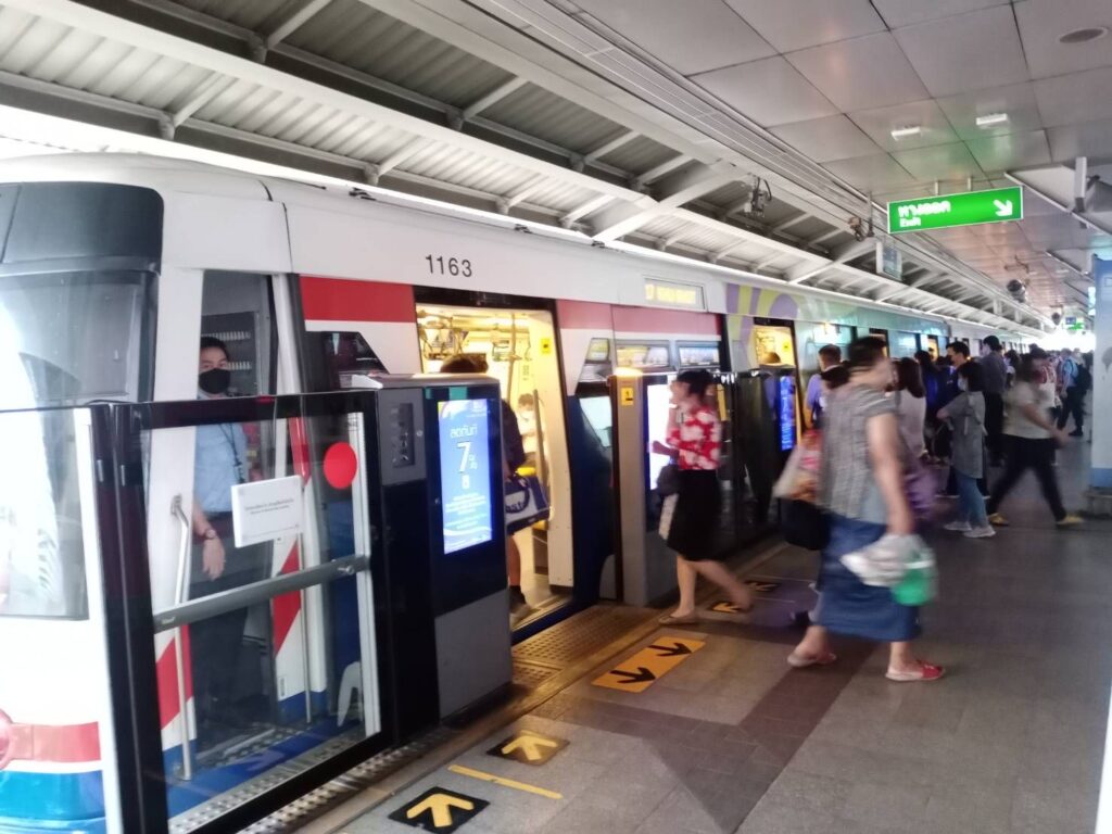 ต้อนรับปีใหม่ไทย ผู้สูงวัย โดยสารรถไฟฟ้าบีทีเอส-สายสีทอง และบีอาร์ที ฟรี