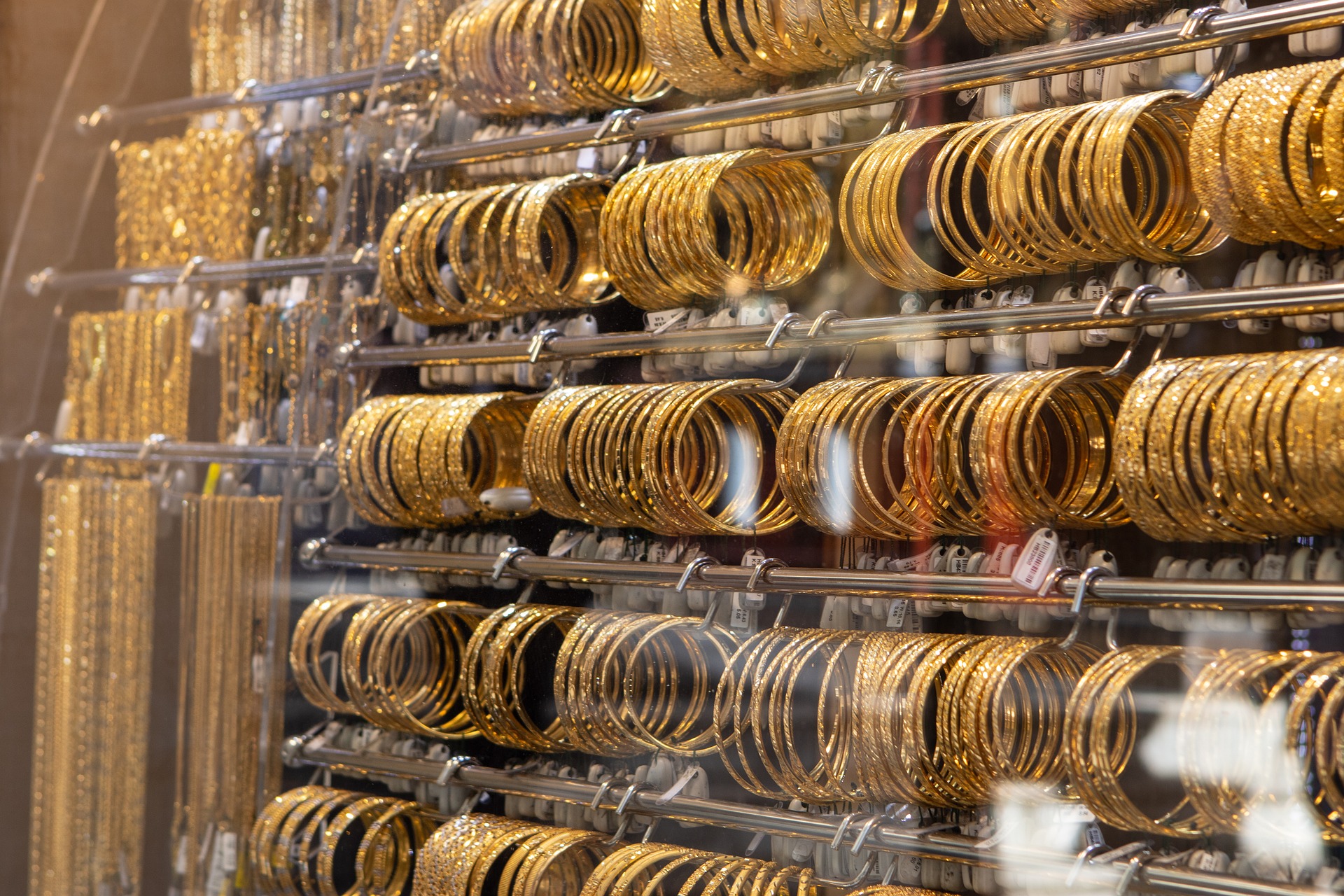 ราคาทองวันนี้ (15 เม.ย. 66) ร่วงลง 250 บาท รูปพรรณบาทละ 33,050 บาท