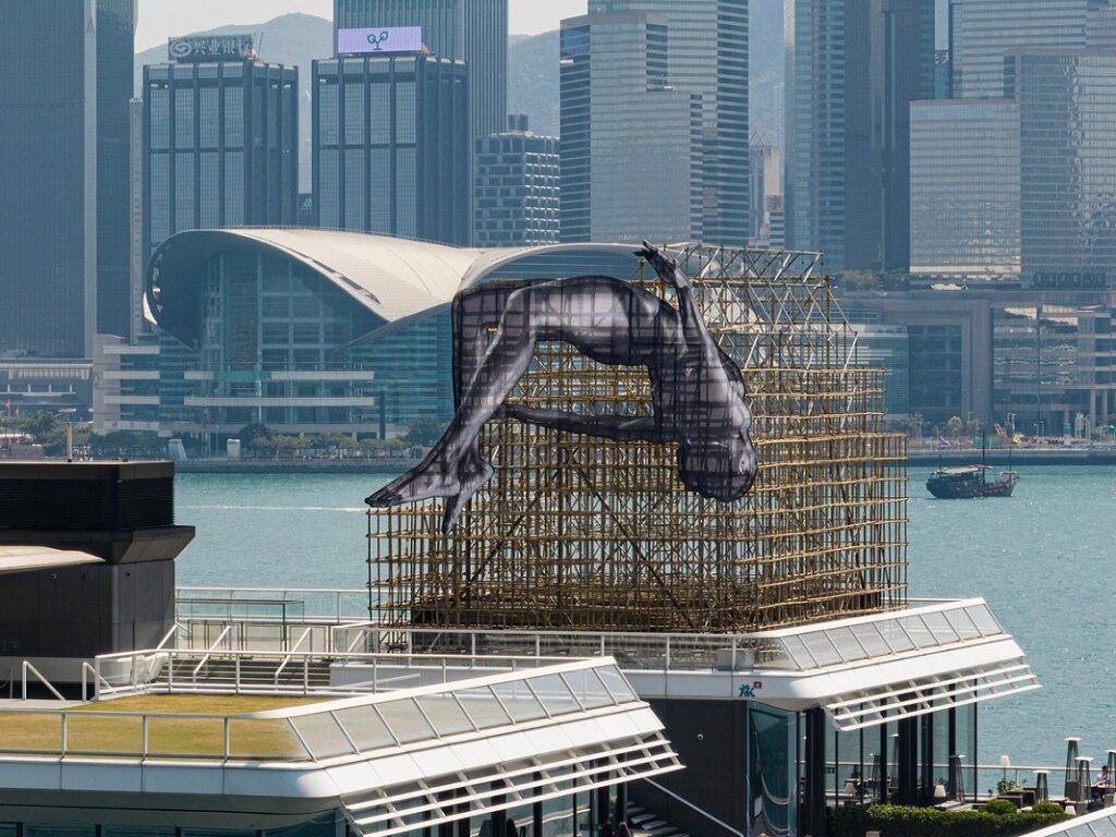 งานประติมากรรมขนาด 12*12 เมตร แสดงนักกระโดดด้วยท่วงท่าพริ้วไหว ตั้งอยู่ที่ Harbour City ในฮ่องกง