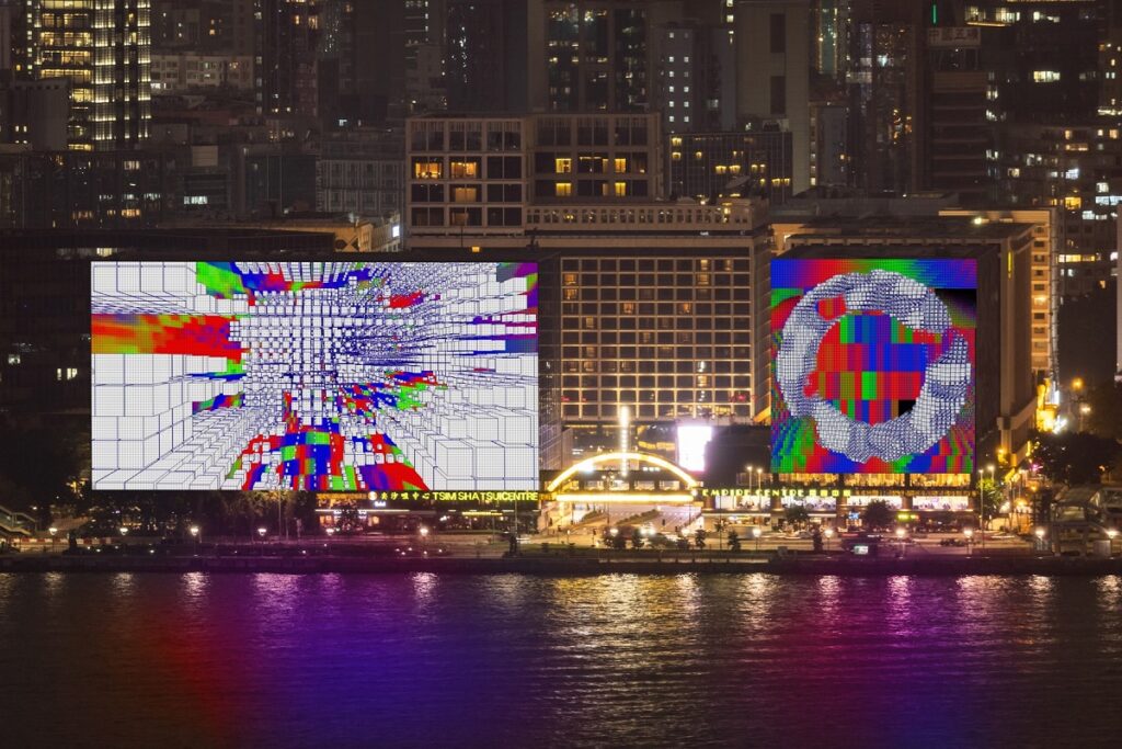 งานศิลปะดิจิทัลขนาด 4,000 ตารางเมตร จากฝีมือของ J. Demsky ศิลปินแนวสตรีตชาวสเปน โดยศิลปินใช้พื้นที่ส่วนหน้าอาคารของ Tsim Sha Tsui Centre และ Empire Centre เป็นเหมือนผืนผ้าใบแสดงผลงานผ่านหลอดไฟ LED กว่า 8 หมื่นดวง