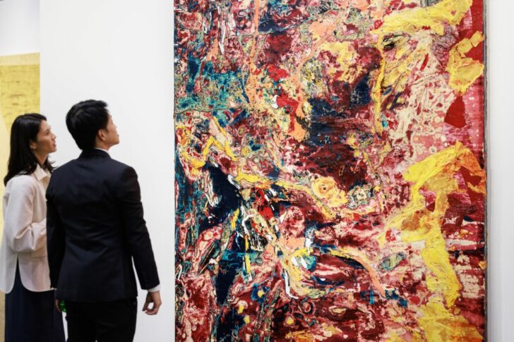 ผู้คนยืนชมภาพศิลปะ ในงาน งาน Art Basel Hong Kong 2023