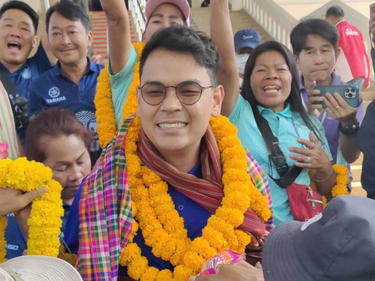 กองเชียร์นับพัน ให้กำลังใจลูกเนวิน ชิดชอบ ชิง ส.ส.บุรีรัมย์-พท. สู้ไม่ถอย