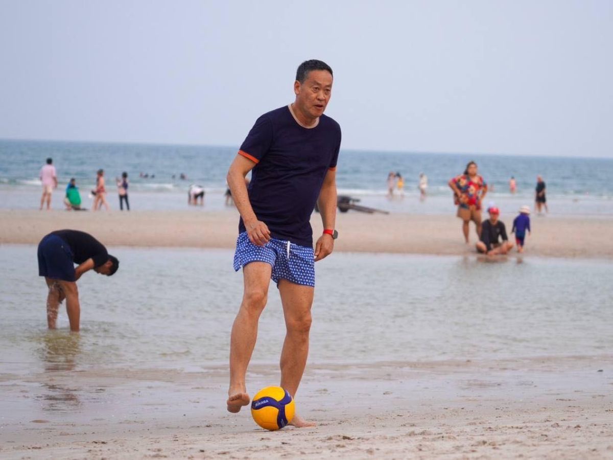 เศรษฐา ชวนนักท่องเที่ยวเล่นฟุตบอลริมหาด ก่อนลุยหาเสียงต่อ
