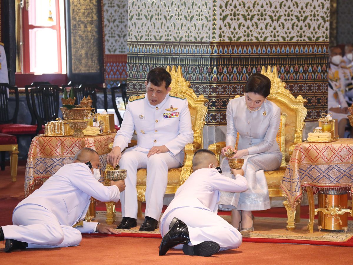 ในหลวง พระราชินี ทรงบำเพ็ญพระราชกุศลพระราชพิธีสงกรานต์ 2566