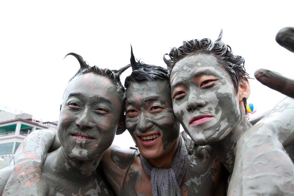 นักท่องเที่ยวร่วมกิจกรรมทาโคลน ในเทศกาลโคลนจากเมืองโพเรียง ประเทศเกาหลีใต้
