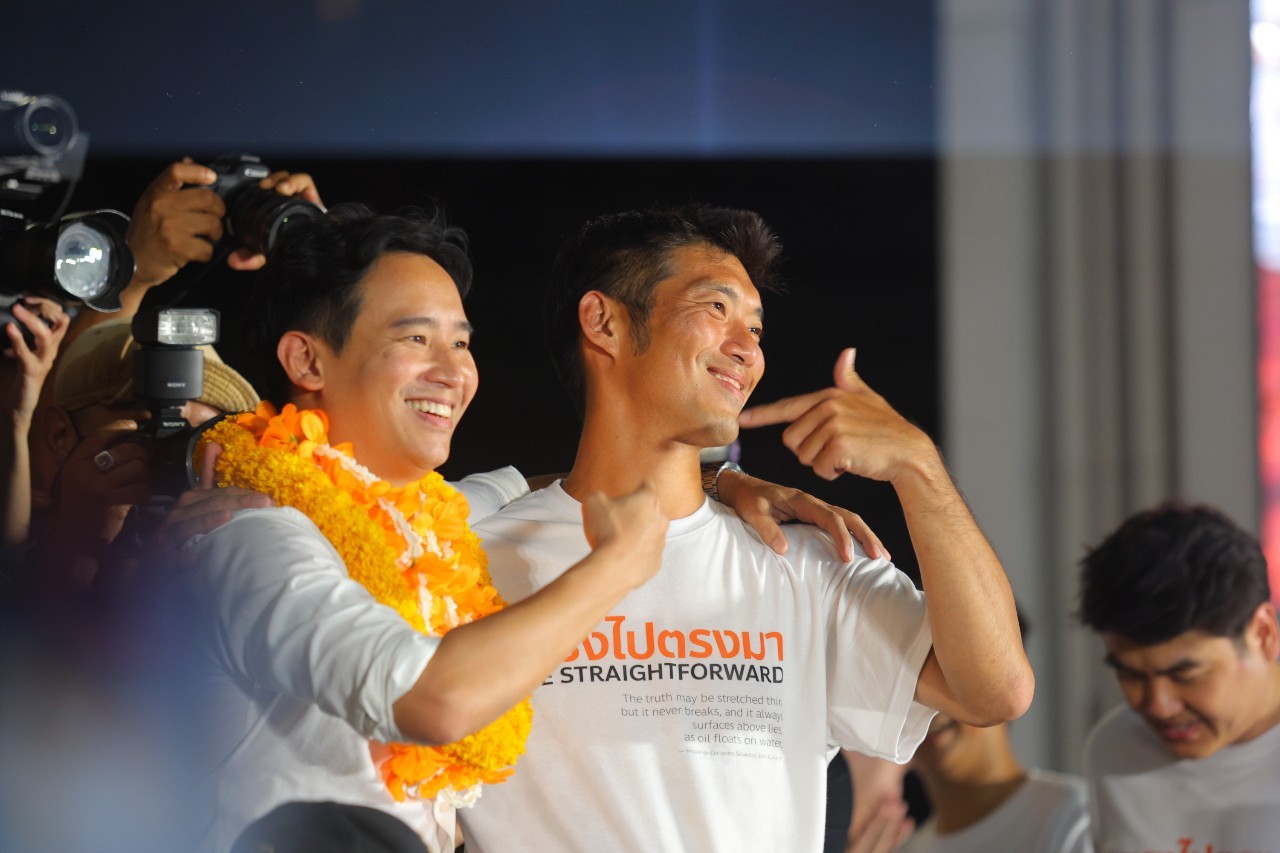 พิธา-ปิยบุตร-ธนาธร ปราศรัย ปลุกเลือกก้าวไกลสร้างอนาคตใหม่