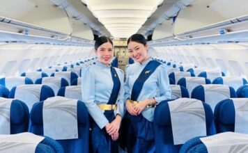 พนักงานต้อนรับบนเครื่องบินสายการบินบางกอกแอร์เวย์สแต่งชุดไทยประยุกต์ เนื่องในโอกาสวันสงกรานต์ 2566