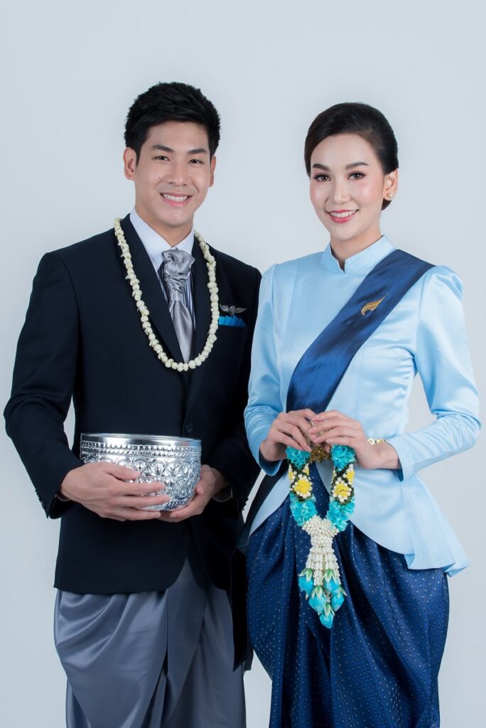 พนักงานต้อนรับบนเครื่องบินสายการบินบางกอกแอร์เวย์สแต่งชุดไทยประยุกต์ เนื่องในโอกาสวันสงกรานต์ 2566
