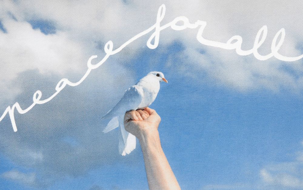 ยูนิโคล่ PEACE FOR ALL กราฟิกบนเสื้อยืดพลังขับเคลื่อนสันติภาพโลก