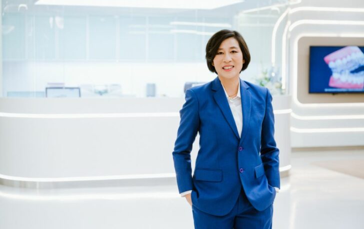 ทพญ.วลัยลักษณ์ เกียรติธนากร ผู้อำนวยการอาวุโส ศูนย์ทันตกรรมรากเทียมกรุงเทพ คลินิกเฉพาะทางด้านทันตกรรม โรงพยาบาลกรุงเทพ ทพญ.วลัยลักษณ์ เกียรติธนากร