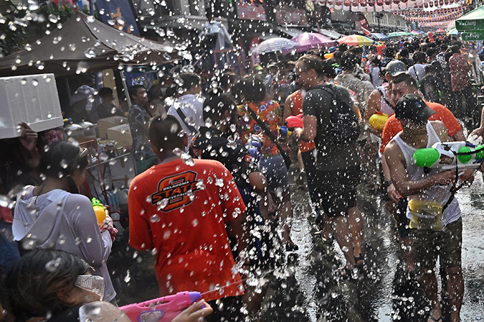 บทบรรณาธิการ : จะอยู่ร่วมกับโควิด-19 อย่างไร