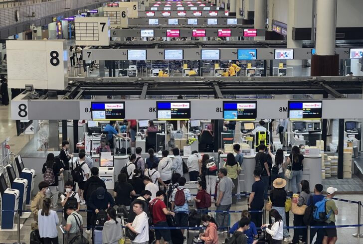 สนามบินดอนเมือง 11 เมษายน 2566 ผู้โดยสารจำนวนมากต่อแถวเพื่อรอเช็คอิน ที่อาคารผู้โดยสารหลังที่ 1 ท่าอากาศยานดอนเมือง