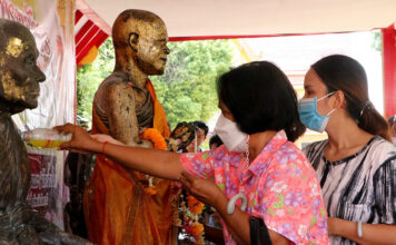 สรงน้ำพระ