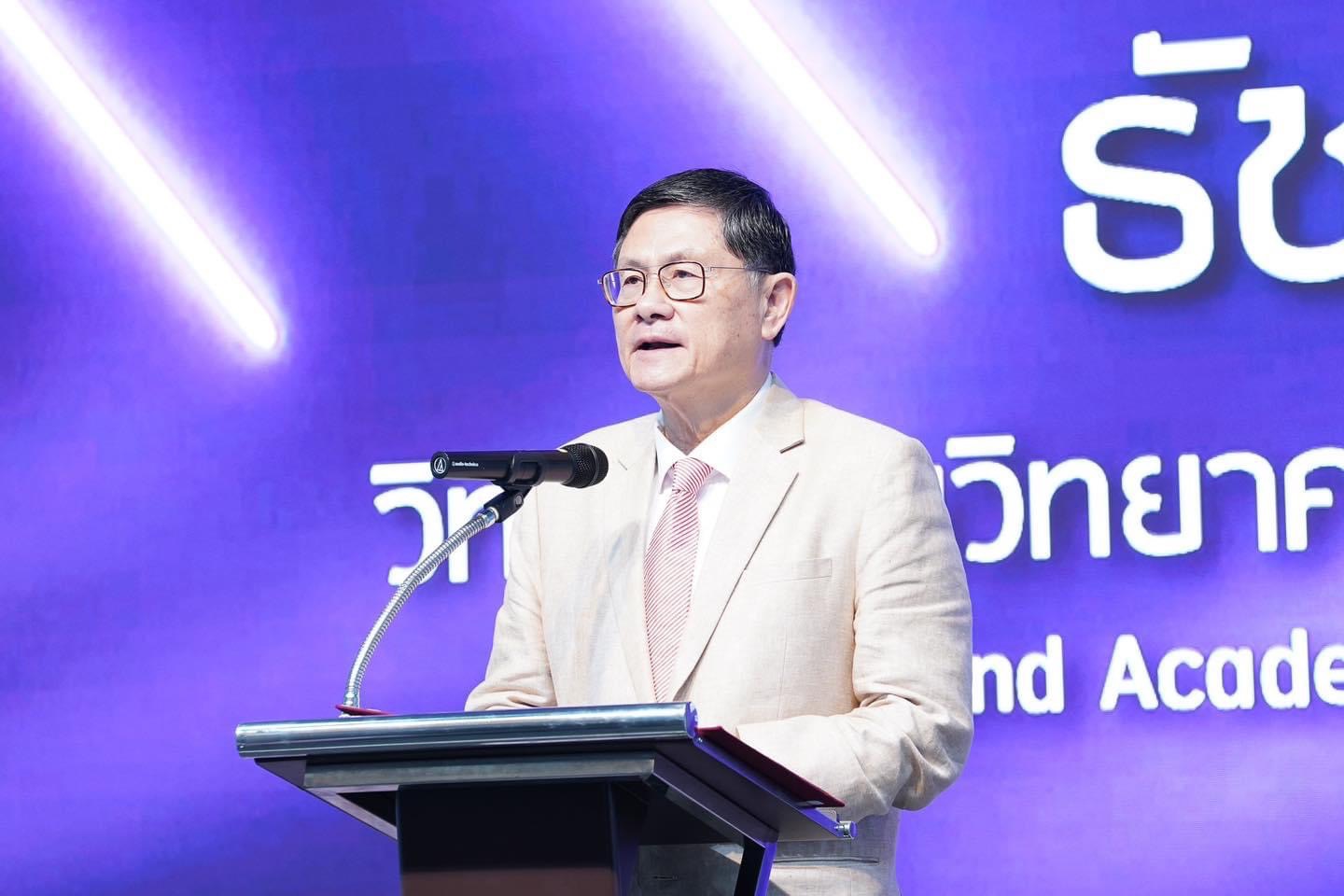 ดร.เอนก เหล่าธรรมทัศน์
