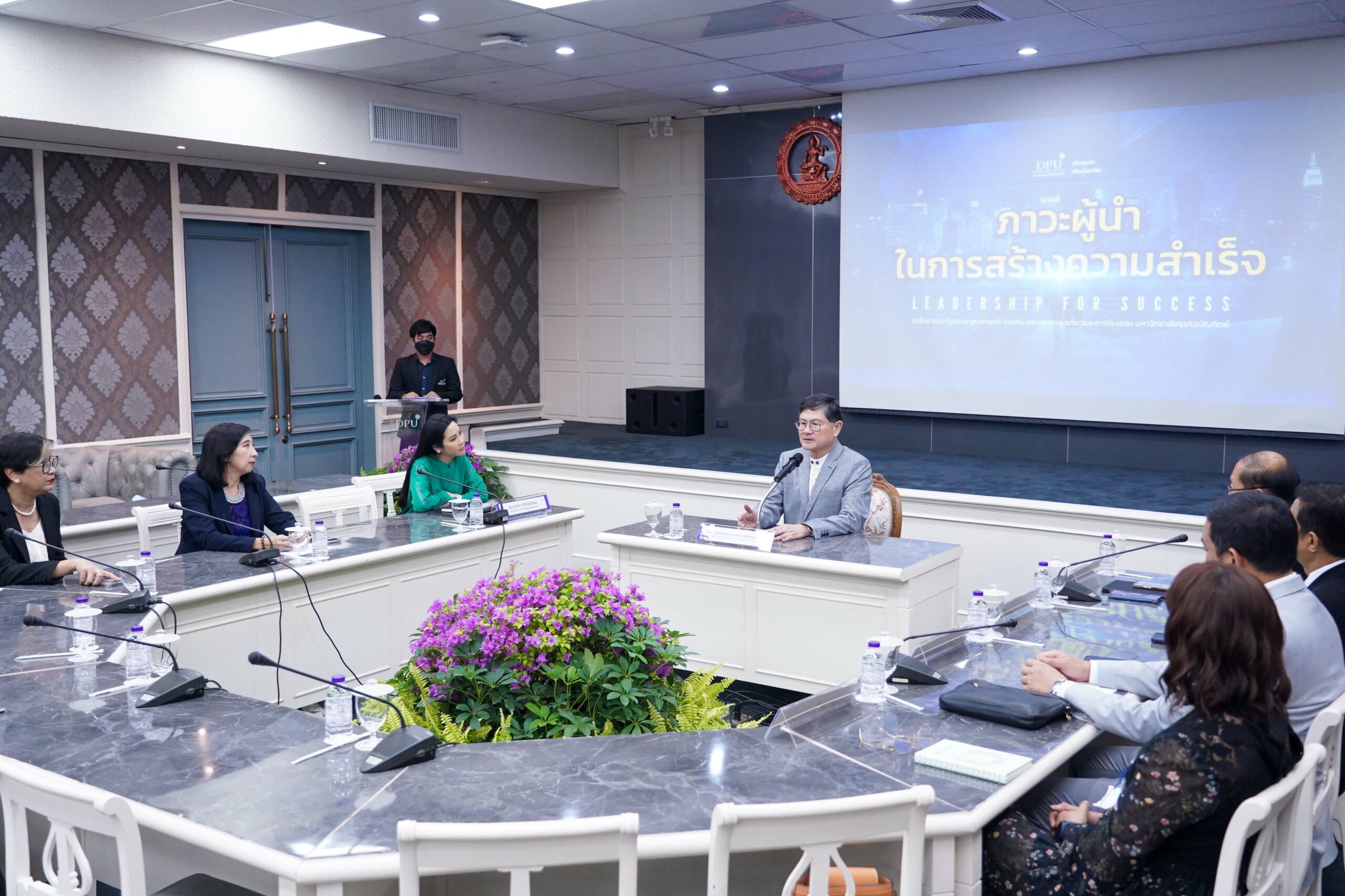 เอนก เหล่าธรรมทัศน์