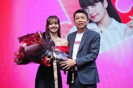 แรงเกินต้าน!..ทรูไอดีต้อนรับ “ลิซ่า แบล็กพิงค์” สู่ครอบครัวทรูอย่างเป็นทางการสร้างปรากฏการณ์ดังกระหึ่มโซเชียลทั่วโลก