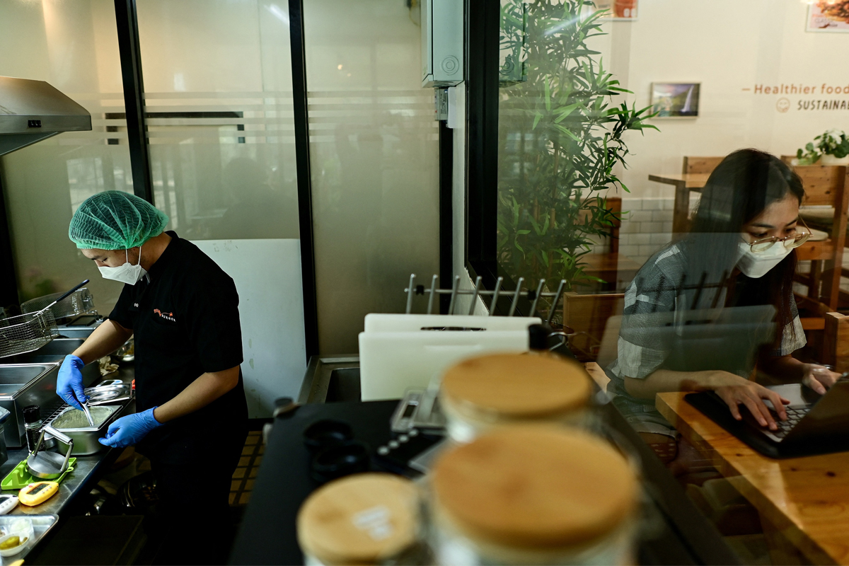 โรงแรม-ร้านอาหาร ธุรกิจบริการที่ยังเปราะบางด้านต้นทุน