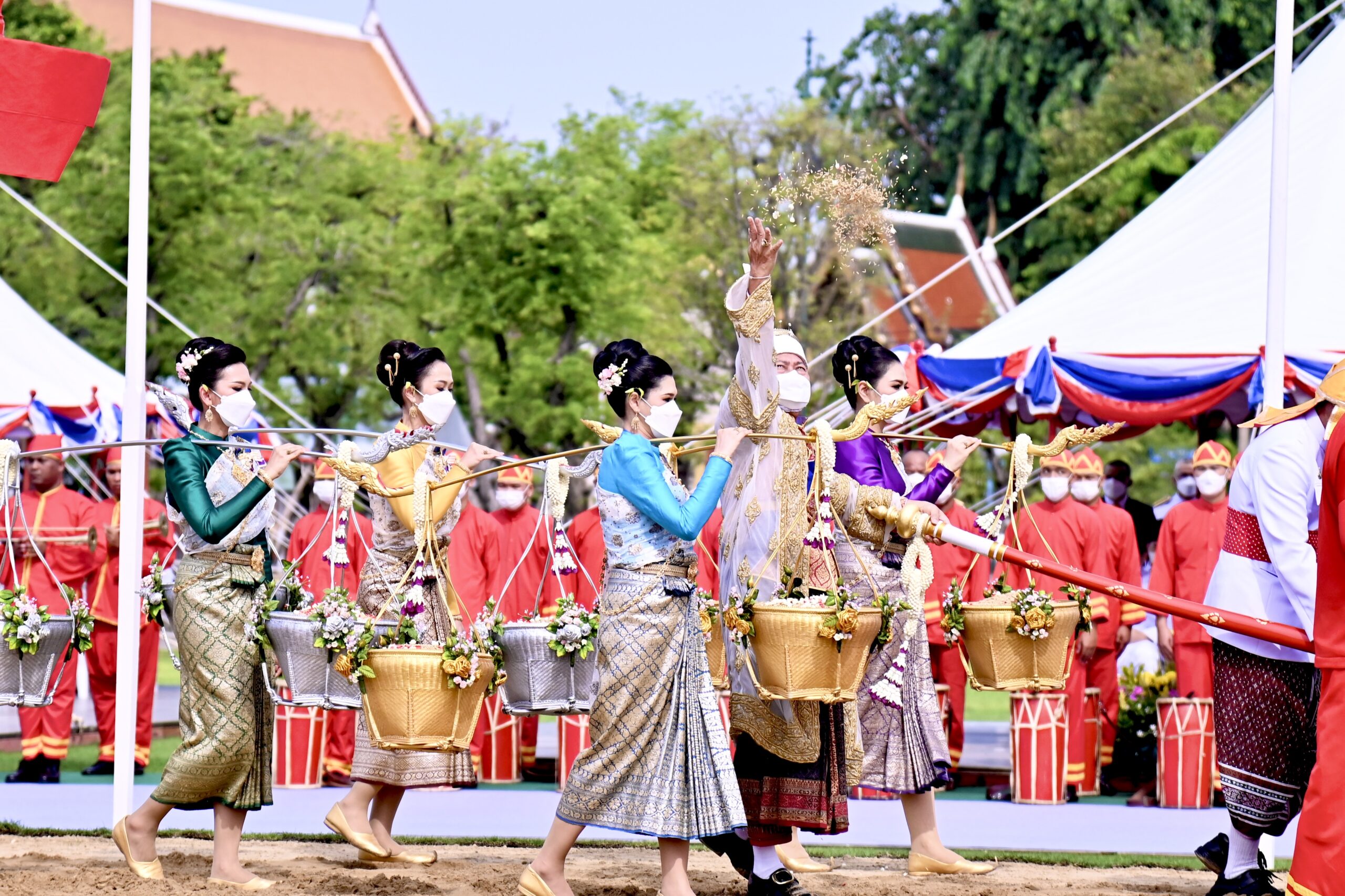 Жизнь в Таиланде. Королевская церемония вспышки в Таиланде. Культурная среда фото. ЗОЖ В Тайланде. Культурный ритуал