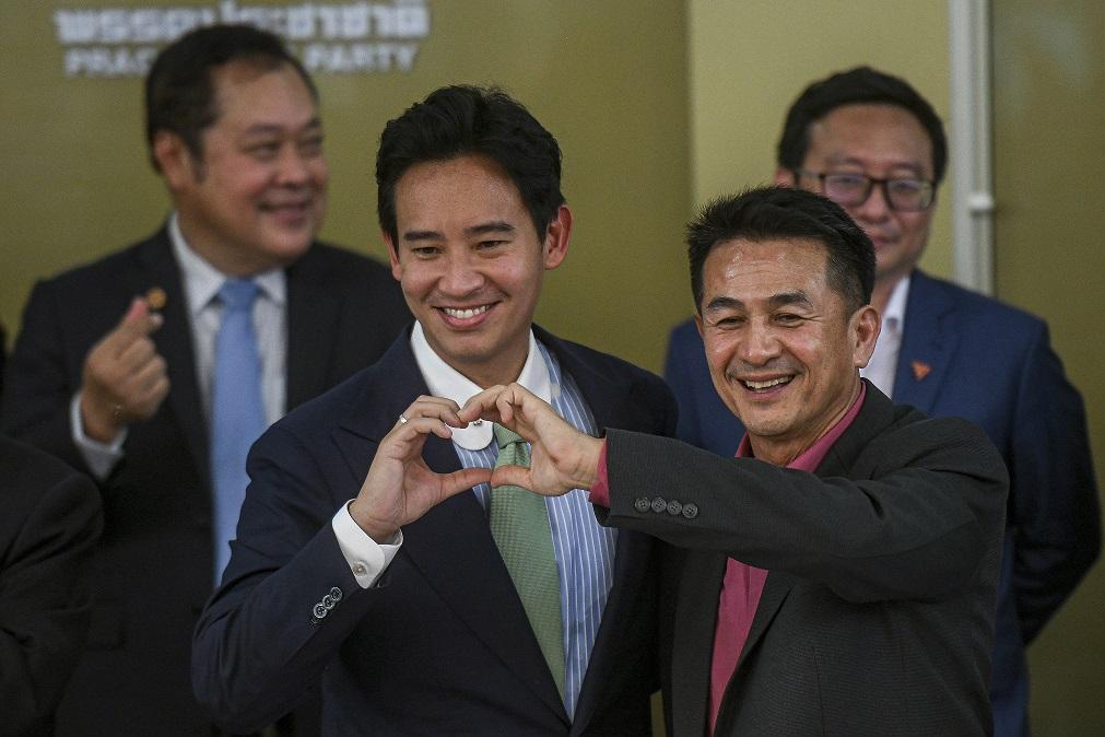 ประธานสภายังไม่เคาะ-ขอคุยแค่ 2 พรรค พร้อมเปิดตำแหน่งนับพันที่ก้าวไกลต้องจัดสรรคน