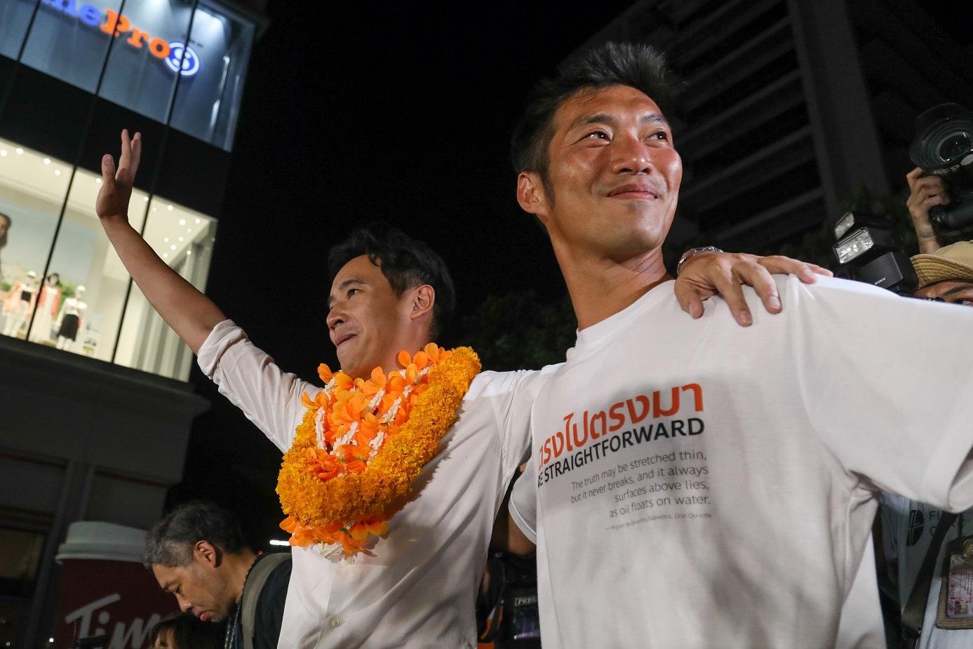 เลือกตั้ง 2566 : ย้อนคดีธนาธรพ้น ส.ส. ถึงคำร้องสอบพิธาขาดคุณสมบัติ ปม “ถือหุ้นสื่อ”