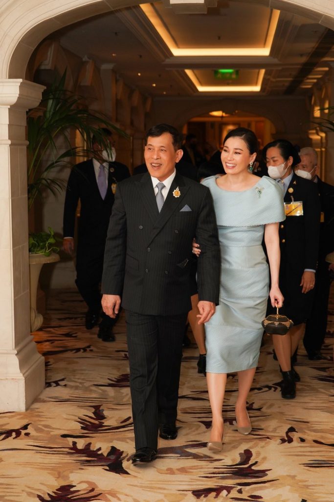 ในหลวง พระราชินี เสด็จกลับประเทศไทย