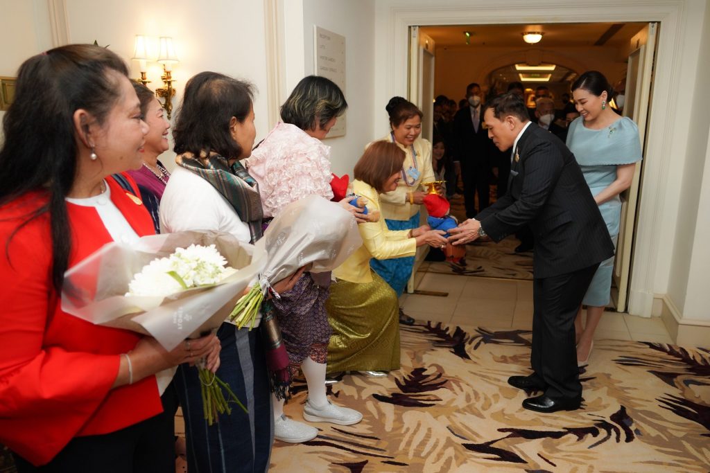 ในหลวง พระราชินี เสด็จฯ กลับประเทศไทย