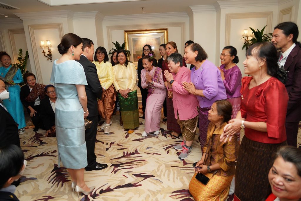 ในหลวง พระราชินี เสด็จฯ กลับประเทศไทย
