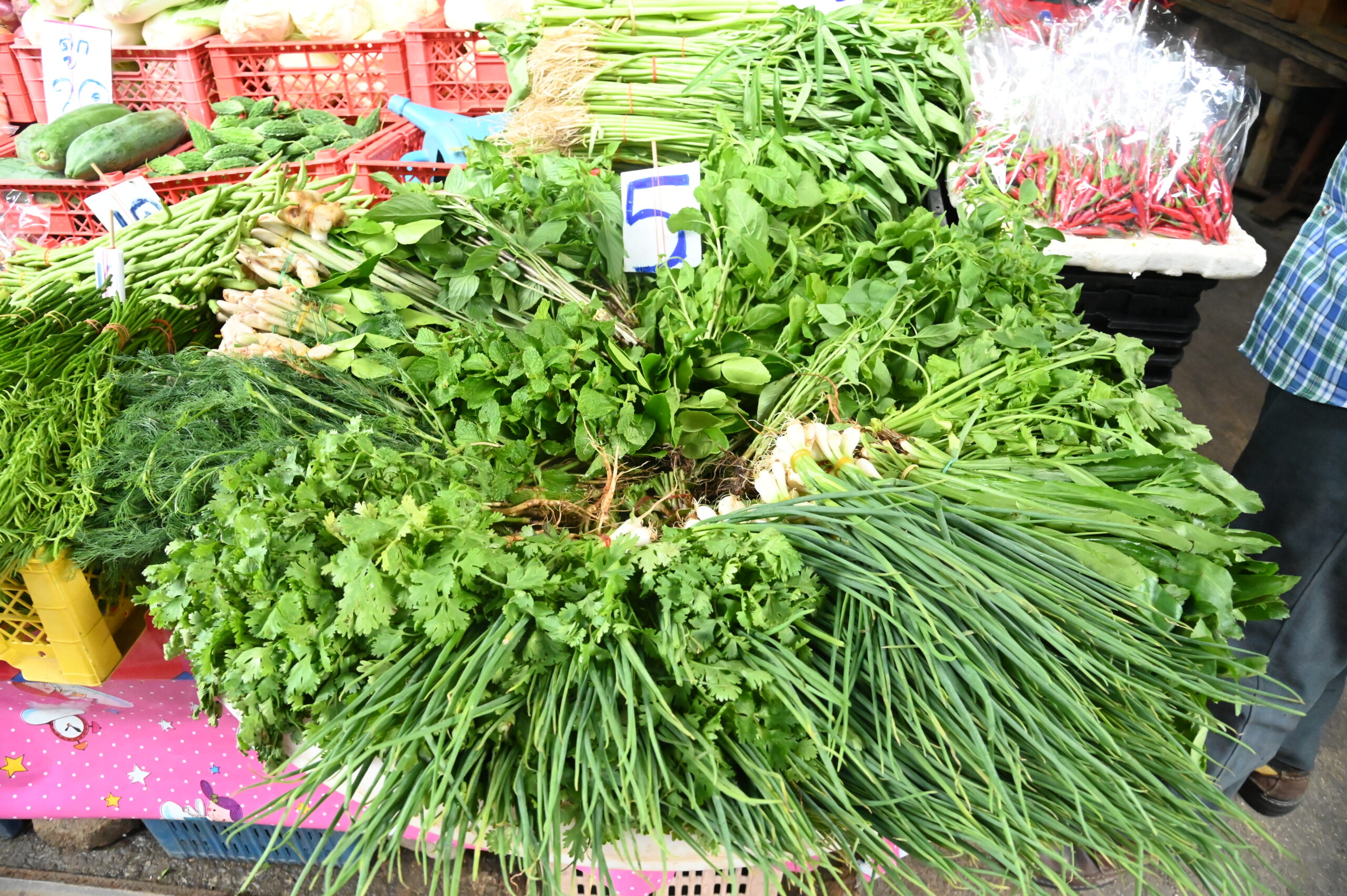 กรมการค้าภายในตรวจเข้มราคาสินค้า เนื้อหมู-ไก่ ปกติ ยกเว้นไข่ไก่ขึ้นเล็กน้อย