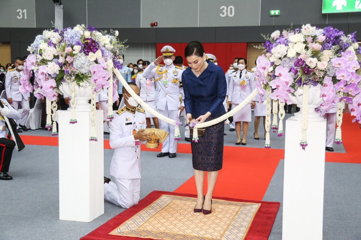 พระราชินี ทรงเปิดงานอัตลักษณ์แห่งสยาม ทรงร่วมกิจกรรมทอผ้าไหมยกทอง