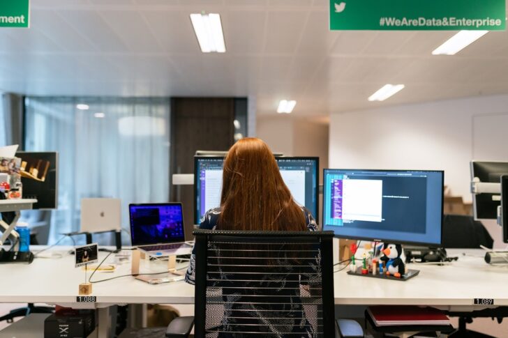 thisisengineering-raeng-unsplash ออฟฟิศ