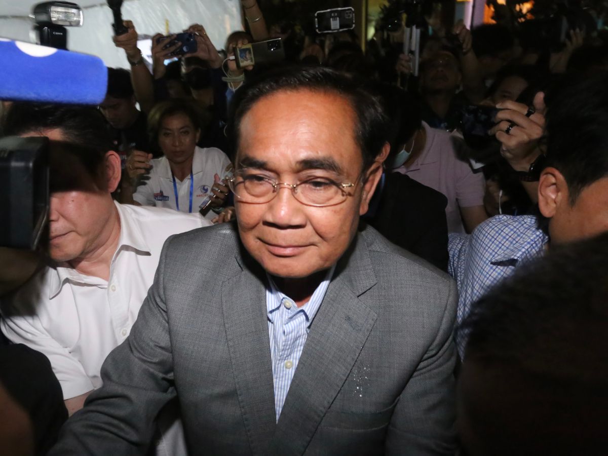 พีระพันธุ์ ยัน ประยุทธ์ ไม่วางมือ ลุยการเมืองต่อ ยังอยู่กับรวมไทยสร้างชาติ