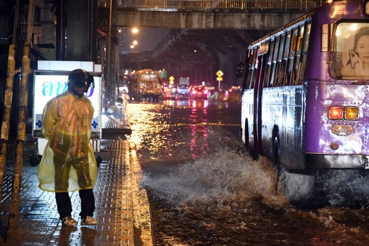 ฝนตกรถติดน้ำท่วมกรุงเทพ (17)