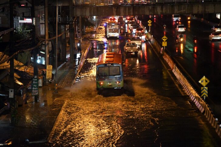 ฝนตกรถติดน้ำท่วมกรุงเทพ ฝนตก-รถติด