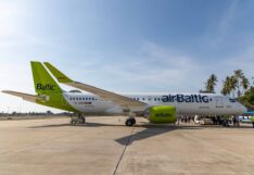 เครื่องบินแบบแอร์บัส A220-300 สายการบินแอร์บัลติค ภาพถ่าย ณ ท่าอากาศยานสมุย