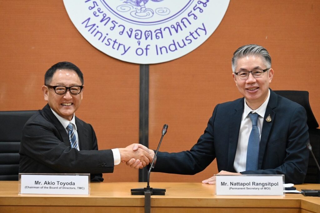 นายอากิโอะ โตโยดะ (Mr.Akio Toyoda) จับมือกับ นายณัฐพล รังสิตพล ปลัดกระทรวงอุตสาหกรรม